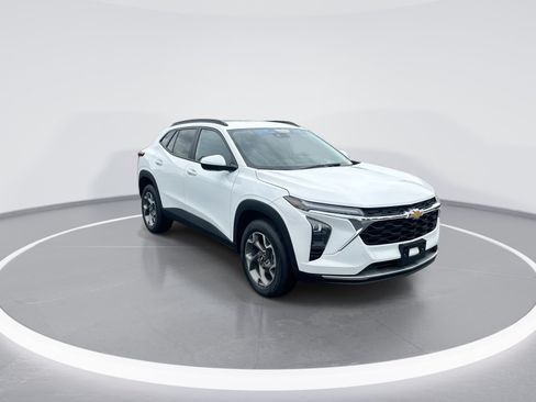 Used 2025 Chevrolet Trax LT w/ LT Convenience Package FWD image 2
