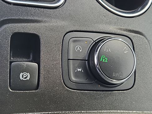 Used 2023 Chevrolet Traverse LT AWD/4WD image 27