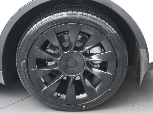 Used 2021 Tesla Model Y Long Range AWD/4WD image 32