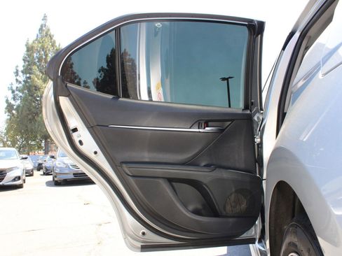 Used 2018 Toyota Camry SE FWD image 12