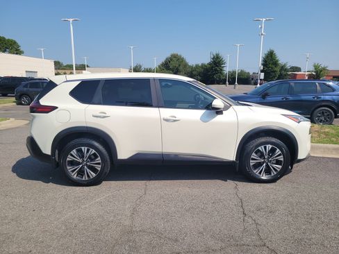 Used 2023 Nissan Rogue SV FWD image 2