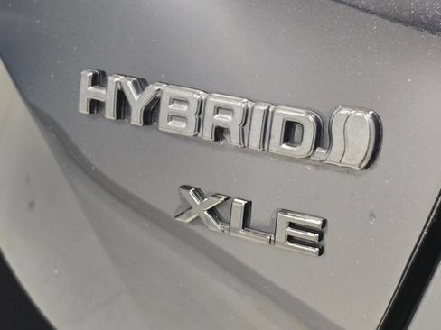 Used 2022 Toyota Prius FWD image 6