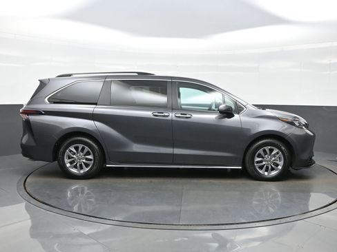 Used 2025 Toyota Sienna XLE FWD image 7