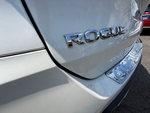 Used 2018 Nissan Rogue SV AWD/4WD image 14
