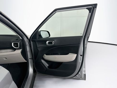 Used 2025 Hyundai Venue SEL FWD image 31