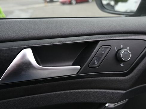 Used 2019 Volkswagen Golf R 4-Door image 18