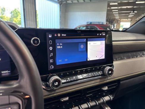 Used 2025 Chevrolet Colorado ZR2 w/ Technology Package AWD/4WD image 22