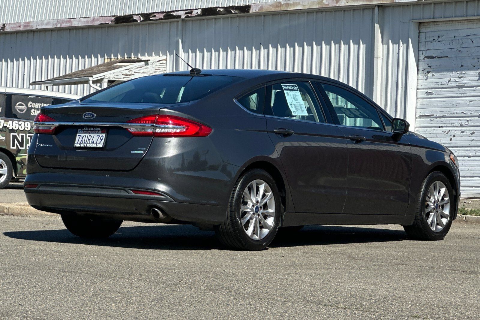 Used 2017 Ford Fusion SE w/ Fusion SE Technology Package FWD image 5