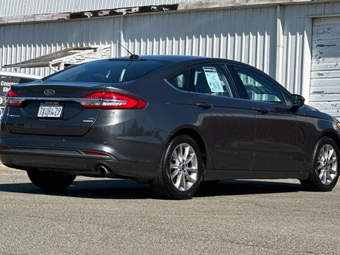 Used 2017 Ford Fusion SE w/ Fusion SE Technology Package FWD image 5