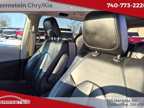 Used 2023 Chrysler Pacifica Touring-L image 24