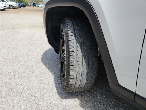 Certified 2025 Jeep Grand Cherokee Limited w/ Black Appearance Package image 36