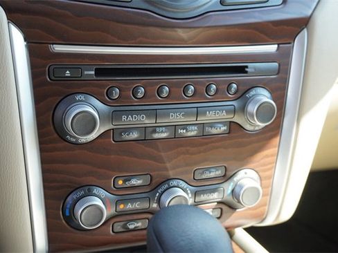 Used 2018 Nissan Pathfinder Platinum image 30