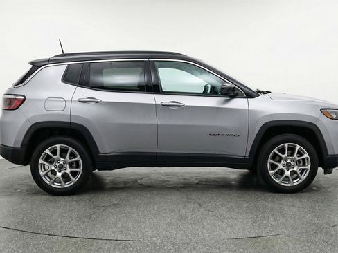 Used 2025 Jeep Compass Limited image 11