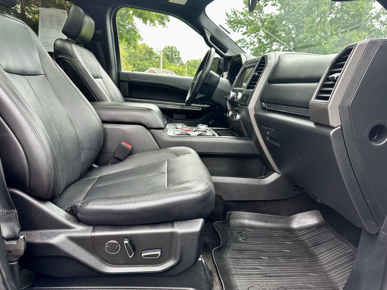 Used 2018 Ford Expedition XLT w/ Equipment Group 202A AWD/4WD image 15