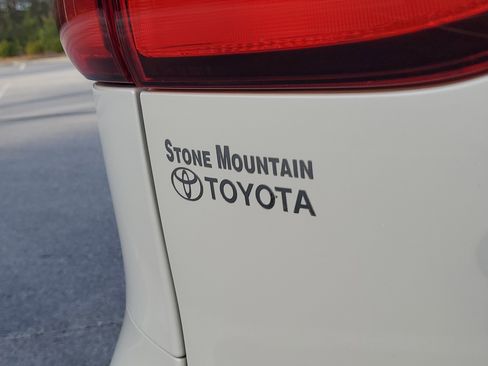 Certified 2017 Toyota Sienna XLE image 9