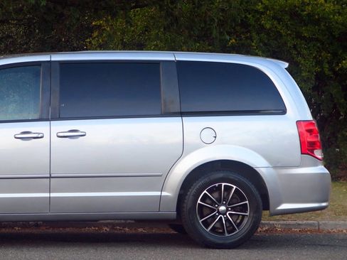 Used 2015 Dodge Grand Caravan R/T image 21