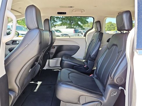 Used 2024 Chrysler Pacifica Touring-L FWD image 10