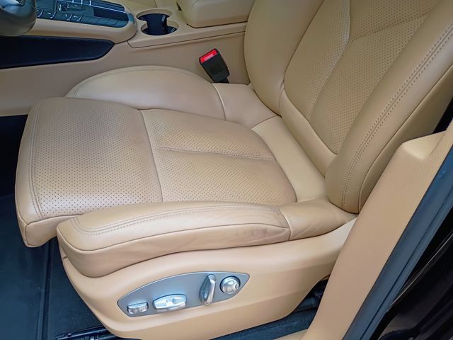 Used 2018 Porsche Macan AWD/4WD image 26