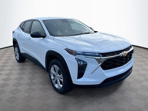 Used 2025 Chevrolet Trax LS image 3