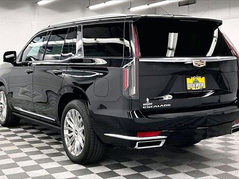 Used 2023 Cadillac Escalade Premium Luxury image 2