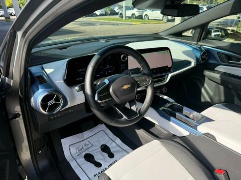 Used 2025 Chevrolet Equinox EV LT w/ Convenience Package image 3