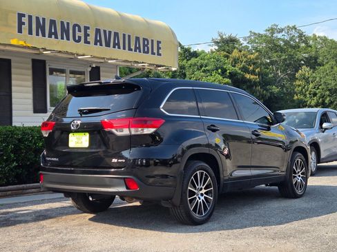 Used 2018 Toyota Highlander SE AWD/4WD image 3