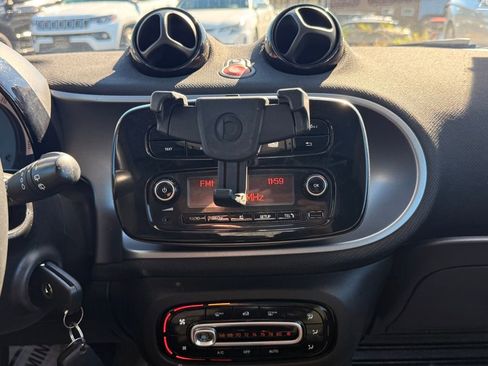 Used 2017 smart fortwo pure image 25