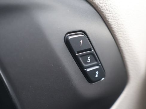 Used 2023 Chrysler Pacifica Touring-L FWD image 48