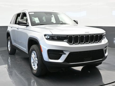 Used 2024 Jeep Grand Cherokee Laredo w/ Trailer Tow Package image 9