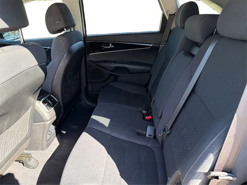 Used 2017 Kia Sorento LX image 10