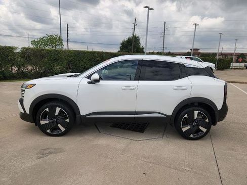 Certified 2025 Nissan Kicks SR FWD image 8