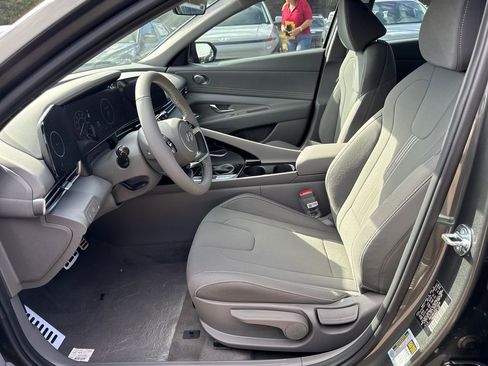 New 2025 Hyundai Elantra SEL image 9