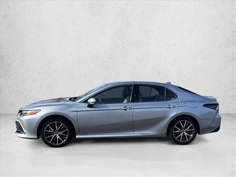 Used 2021 Toyota Camry XLE image 8