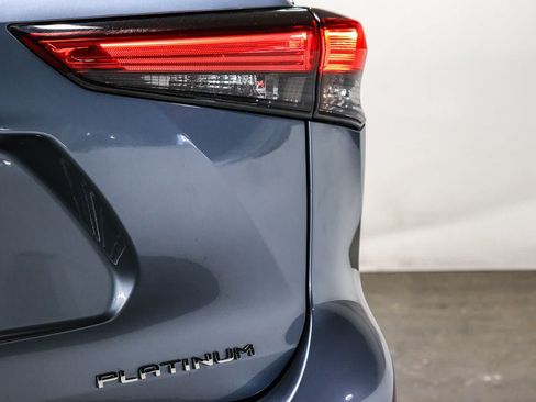 Used 2022 Toyota Highlander Platinum FWD image 12
