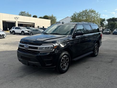 Used 2022 Ford Expedition XLT image 3
