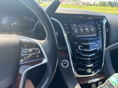 Used 2018 Cadillac Escalade ESV Luxury AWD/4WD image 7