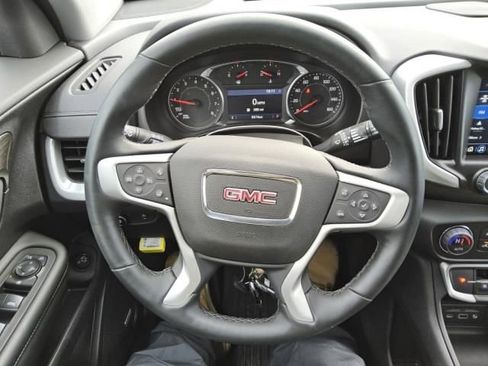 Used 2024 GMC Terrain SLT w/ Infotainment Package II image 2