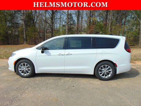 New 2026 Chrysler Pacifica Limited image 3