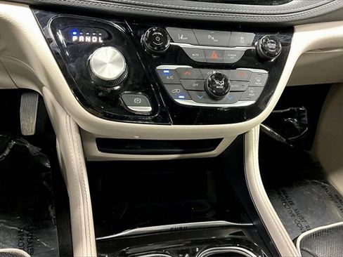 Used 2023 Chrysler Pacifica Limited image 16