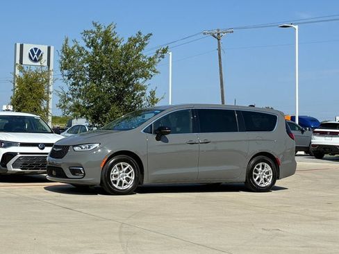 Used 2025 Chrysler Pacifica Select FWD image 2