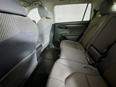 Used 2023 Toyota Highlander L image 24