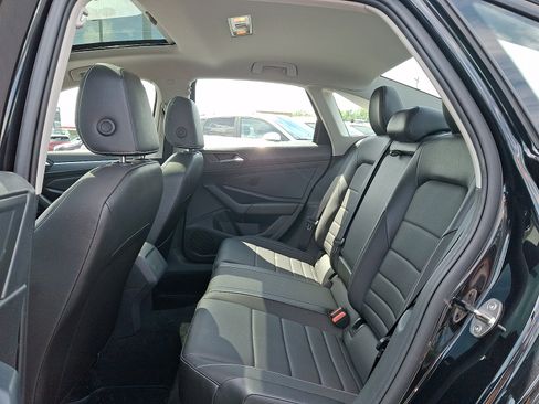 Certified 2023 Volkswagen Jetta SE w/ Panoramic Sunroof Package FWD image 10