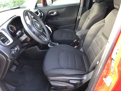 Used 2018 Jeep Renegade Latitude image 12