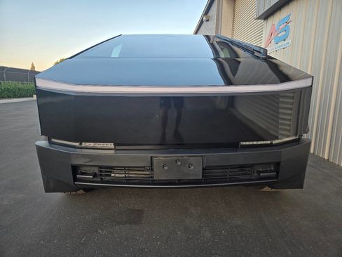 Used 2024 Tesla Cybertruck AWD Crew Cab image 16