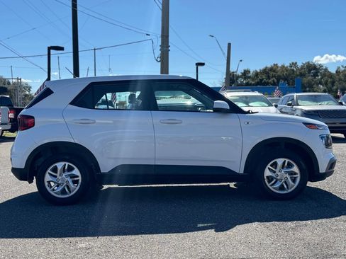 Used 2023 Hyundai Venue SE image 4