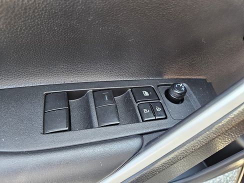 Used 2025 Toyota Corolla Cross L AWD/4WD image 31