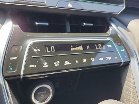 Certified 2024 Toyota Venza XLE AWD/4WD image 18