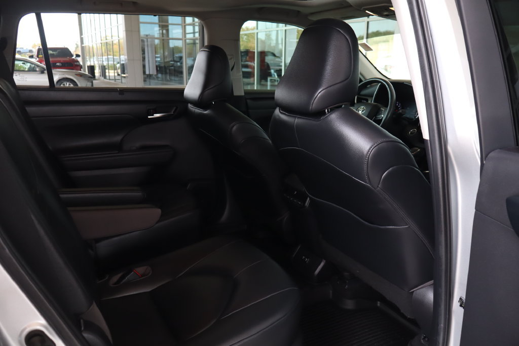 Used 2020 Toyota Highlander XLE AWD/4WD image 36