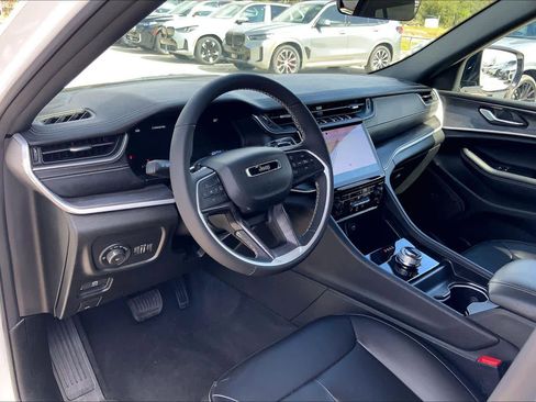 Used 2025 Jeep Grand Cherokee Limited w/ Black Appearance Package image 17