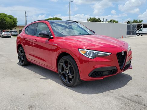 Used 2022 Alfa Romeo Stelvio Veloce AWD/4WD image 3